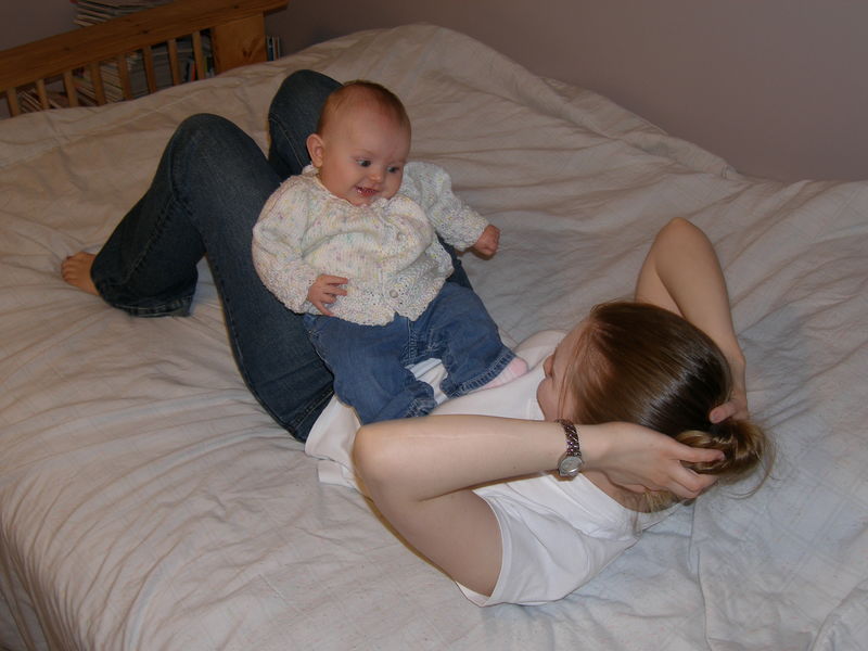 Maddi laughing her little bum off while Mommy does situps

