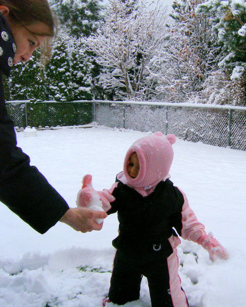 Giving Mommy a snowball
